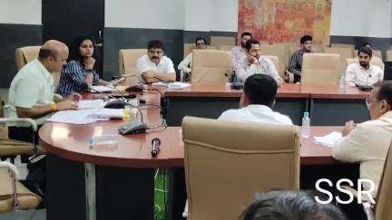 रतलाम नगर: कलेक्टर की अध्यक्षता में कलेक्ट्रेट सभाकक्ष में सड़क सुरक्षा समिति की बैठक आयोजित की गई