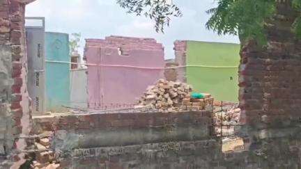 निचलौल: लोहिया नगर में निर्माणाधीन भवन की दीवार गिरने से पिता की मौत, पुत्र घायल