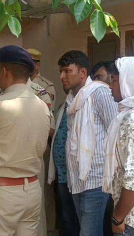 ट्रेलर और बस की भिड़ंत में मृतकों का पोस्टमार्टम कर परिजनों को किया सुपुर्द