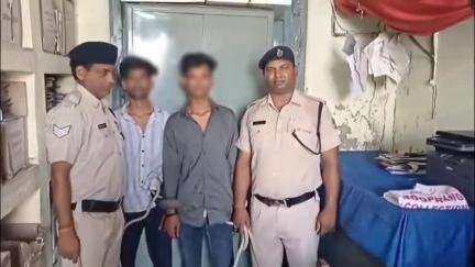 कोडरमा: रिले रूम की दीवार तोड़कर कॉपर प्लेट चोरी करने के मामले में आरपीएफ कोडरमा ने गया के दो युवकों को किया गिरफ्तार