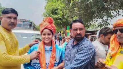 बुलंदशहर: लवली और बिट्टू ने ओमान में जुजुत्सु में कांस्य पदक जीतकर देश का नाम रोशन किया, लोगों ने किया भव्य स्वागत