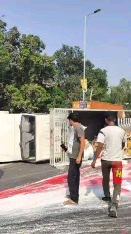 मलिहाबाद: थाना रहीमाबाद अंतर्गत भातोईया अंडरपास पर जानवर को बचाने के चक्कर में पलटा पिकअप डाला