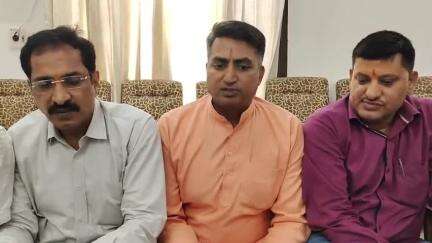 बहादुरगढ़: शौर्य प्रशिक्षण वर्ग को लेकर विश्व हिंदू परिषद के जिला मंत्री हरज्ञान सिंह ने पीडब्ल्यूडी रेस्ट हाउस में प्रेस वार्ता की