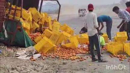 बंडा: ग्राम पटारी तिराहा पर टमाटर से लदा ट्रक पलटा