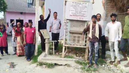 बाजपुर: बाजपुर:खराब पड़े वाटर कूलर को सही करवाने की मांग को लेकर महेशपुरा के लोगों ने मौके पर पहुंचकर किया प्रदर्शन#jansamasya