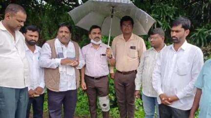 जुन्नर: येणेरे परिसरामध्ये आंबा पिकाचे मोठे नुकसान तहसीलदार व कृषी अधिकारी यांच्याकडून नुकसानीची पाहणी
