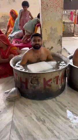 जयपुर: जयपुर में भीषण गर्मी से राहत और अच्छी बारिश के लिए 11 पंडितों ने बर्फ और पानी में बैठकर किया वैदिक अनुष्ठान