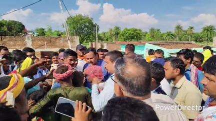 सारवां: हत्या के आरोपित की गिरफ्तारी की मांग को लेकर परिजनों ने सारवां देवघर मार्ग पर किया जाम