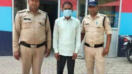नारासन: गाधारोना गांव से पुलिस ने कच्ची शराब के एक तस्कर को किया गिरफ्तार, कच्ची शराब की गई बरामद