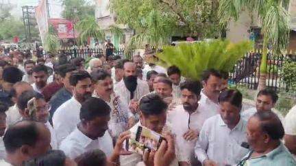 शाहपुरा: कांग्रेस प्रदेशाध्यक्ष गोविंद सिंह डोटासरा और नेता प्रतिपक्ष टीकाराम जूली का त्रिमूर्ति चौराहे पर स्वागत किया गया