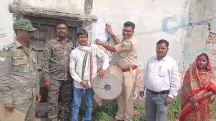 बरकागाँव: फरार अभियुक्त शंकर भुइयां के घर डाडीओपी पुलिस ने इश्तिहार चिपकाए
