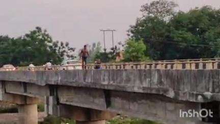 धनघटा: मुखलिसपुर पुल पर एक युवक ने नशे में धुत होकर मचाया उत्पात