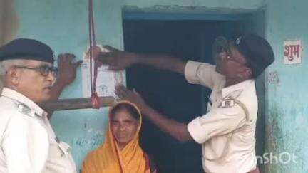 चकाई: चकाई में फरार वारंटी के घर पुलिस ने चिपकाया इश्तेहार
