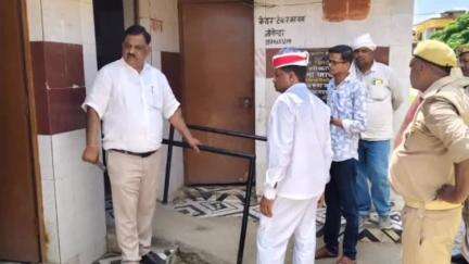 निचलौल: निचलौल नगर पंचायत में अधिशासी अधिकारी ने निर्माण कार्यों का किया निरीक्षण