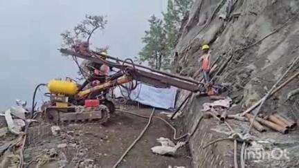 नैनीताल: सांसद अजय भट्ट के बलियानाला क्षेत्र में निरीक्षण के दौरान सामाजिक कार्यकर्ता गिरीश चंद्र जोशी ने अनियमितताओं के आरोप लगाए