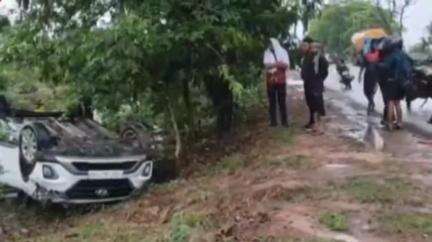 गोबरा - डभरा मुख्य मार्ग में तेज रफ्तार कार अनियंत्रित होकर सड़क किनारे पलटी, कार सवार लोगों को आई गंभीर चोटें