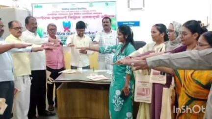 निलंगा: युनईपी अंतर्गत निलंगा नगर परिषदेत प्लास्टिक बंदीची कर्मचारी तसेच अधिकारी वर्गांने  घेतली शपथ