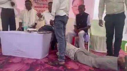 बिंद्रानवागढ़ गरियाबंद: निष्टिगुड़ा में बटवारे के लिए आवेदन देकर थक चुका किसान, एसडीएम के सामने साष्टांग हुआ