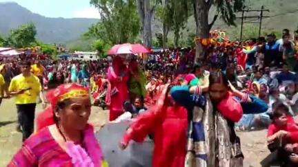 कर्णप्रयाग: सिमली क्षेत्र की आराध्य देवी मां चंडिका देवरा यात्रा पूर्ण कर पहुंची बनातोली सिमली, सैकड़ों की संख्या में पहुंचे लोग