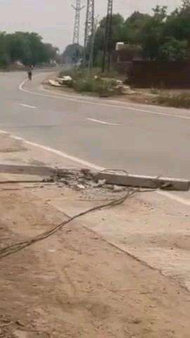 बहरोड़: बहरोड़ के कुण्ड स्टेट हाईवे पर भीटेडा बस स्टैण्ड के पास गिरा बिजली का पोल, बड़ा हादसा टला