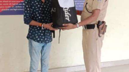 गया टाउन सीडी ब्लॉक: गया रेलवे जंक्शन पर RPF टीम ने ऑपरेशन अमानत के तहत यात्री को छूटा हुआ सामान सौंपा, यात्री ने दिया धन्यवाद