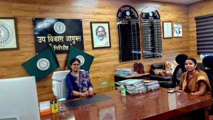 डुमरी: अबुआ आवास योजना: बकाया किस्त के लिए डुमरी जिप सदस्या ने डीडीसी से भेंट कर अपील की