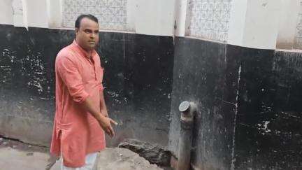 मऊ: नगर के काजीदामुपुरा वार्ड नंबर 36 में नाली की साफ-सफाई नहीं होने से मुहल्ले वासियों में काफी आक्रोश #jansamasya