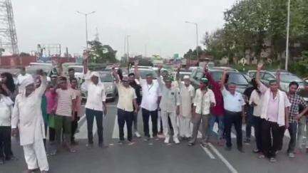 अमरोहा: रजबपुर में नाराज किसानों ने हाईवे किया जाम, डीएम के पंचायत में आने से हुए थे नाराज