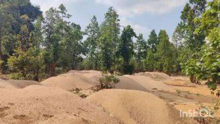 कामडारा: लतरा कारो नदी के पास बसिया एसडीओ ने अवैध बालू से लदा ट्रैक्टर पकड़ा, कामडारा पुलिस को सौंपा
