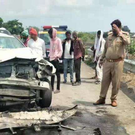 चुनार: महुली चौराहा के पास बाइक सवार को बचाने के चक्कर में खड़ी ट्रक और कार में भिड़ंत, दो लोग गंभीर घायल