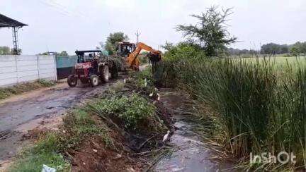 પેટલાદ: સિમરડા ગામેથી પસાર થતાં કાંસમા સાફસફાઈ ની કામગીરી હાથ ધરવામાં આવી