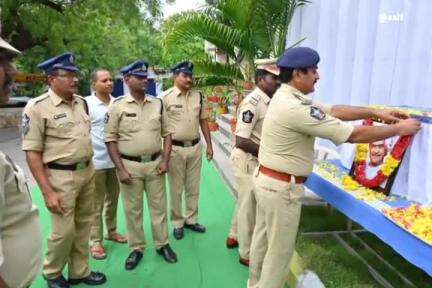 కర్నూలు: జిల్లా పోలీస్ కార్యాలయంలో ఘనంగా ఎన్టీఆర్ జయంతి వేడుకలు :  కర్నూల్ డిఎస్పి జె . బాబు ప్రసాద్
