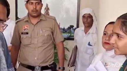 पलवल: दिघौट गांव की छात्राएं स्कूल में विज्ञान विषय की मांग लेकर ज़िला उपायुक्त से मिलीं