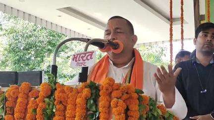 फर्रुखाबाद: नारायण आश्रम में सांसद मुकेश राजपूत ने कहा, अहिल्याबाई होल्कर के समय साड़ी से लेकर अस्त्र-शस्त्र बनाए जाते थे