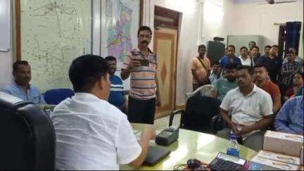 আমবাসা: আমবাসা মহকুমা শাসকের কার্যালয়ে এক অনুষ্ঠানের মধ্য দিয়ে ৪৪ জন রেশন ডিলারের হাতে তুলে দেওয়া হয় ই পজ মেশিন