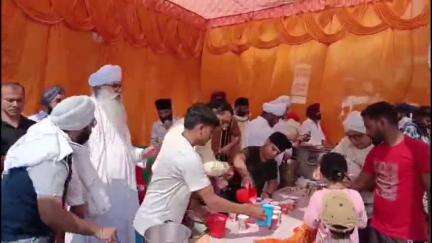 श्री गुरु अर्जन देव जी महाराज की शहादत पर जमुनिया बाग में ठंडे शरबत का आयोजन किया गया