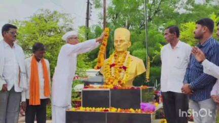अहमदपूर: स्वातंत्र्यवीर सावरकर यांच्या जयंतीनिमित्त सावरकर चौकात मान्यवरांनी केली अभिवादन..