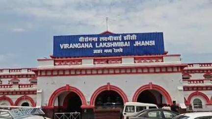 झांसी: रेलवे परिसर व प्लेटफॉर्म पर अनाधिकृत फोटो व वीडियो बनाने पर लगेगा जुर्माना, हो सकती है जेल, लगाए गए पोस्टर