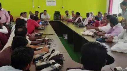 जामा: जामा प्रखंड सभागार में अनाज वितरण को लेकर प्रखंड आपूर्ति पदाधिकारी ने पीडीएस विक्रेताओं को दिए दिशा-निर्देश