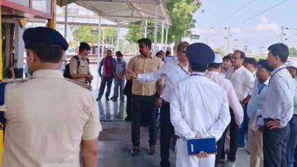 सासाराम: सासाराम रेलवे स्टेशन का मंडल रेल प्रबंधक ने किया निरीक्षण
