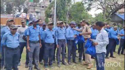 গঙ্গারামপুর: গঙ্গারামপুরে ট্র্যাফিক পুলিশ ও সিভিক ভলান্টিয়রদের সামার কিটস দিলেন গঙ্গারামপুর ট্র্যাফিক OC
