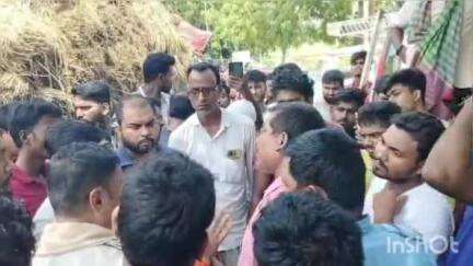 রতুয়া ১: রাস্তা নির্মাণে দুর্নীতির অভিযোগ, রতুয়া চৌধুরি মোড় এলাকায় রাস্তা অবরোধ করে বিক্ষোভ #jansamasya
