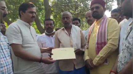 गाज़ीपुर: नरवर में करंट से चार युवकों की दर्दनाक मौत के मामले में पीड़ितों को MLC ने CM बीमा योजना के तहत 5-5 लाख का चेक दिया