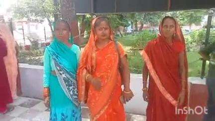 धौरहरा: रमिया बेहड़ ब्लॉक की समूह सखियों ने बीएमएम पर उचित मानदेय न देने का लगाया आरोप