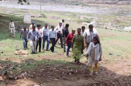 डिंडौरी: कलेक्टर नेहा मारव्या ने घुसिया माल गांव में राघोपुर परियोजना स्थल का निरीक्षण किया, अधिकारियों को निर्देश दिए