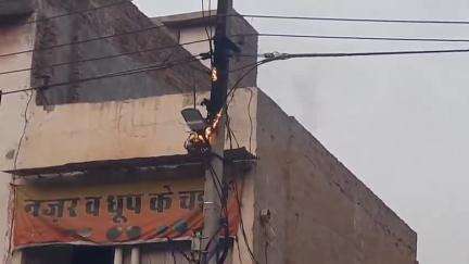 सूरतगढ़: महाराणा प्रताप चौक के पास बिजली के खंबे में लगी आग, दुकानदारों में मचा हड़कंप, दमकल ने पाया काबू