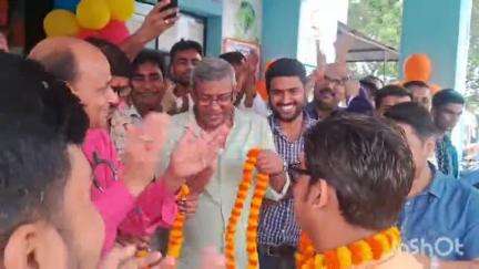 चरपोखरी: चरपोखरी में नए चिकित्सा पदाधिकारी ने किया योगदान, स्वस्थ कर्मियों ने गर्मजोशी के साथ भव्य स्वागत किया