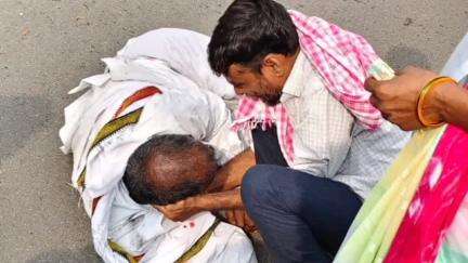 అసిఫాబాద్: కాగజ్ నగర్ పెద్దవాగు వద్ద జరిగిన రోడ్డు ప్రమాదంలో వాంకిడి మండలానికి చెందిన వ్యక్తి మృతి