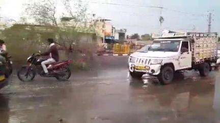 जोधपुर: जोधपुर में भीषण गर्मी से राहत, तेज हवा के साथ तूफान और बारिश से कायलाना रॉड पर पेड़ गिरा, आमजन को हुई परेशानी