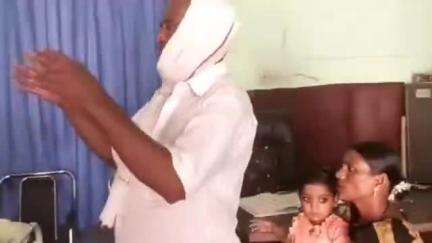 बिसवां: रेउसा में खेत में गेहूं के अवशेष जलाने के दौरान पड़ोसी खेत स्वामी ने अपने पेड़ों को जलने से बचाने के प्रयास में झुलस गया